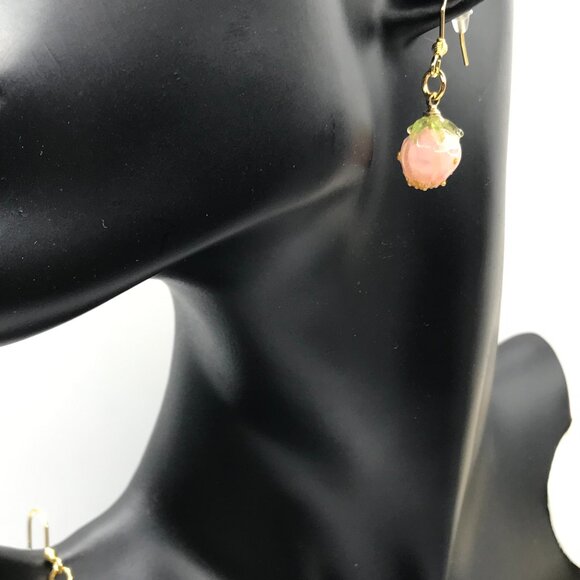Strawberry Dainty Resin Earrings Gorgeous Strawberries hypoallergenic ear hooks - Picture 4 of 8